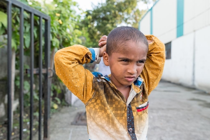 bambino con disabilità visiva