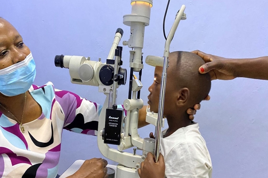 Mutesi durante visita oculistica