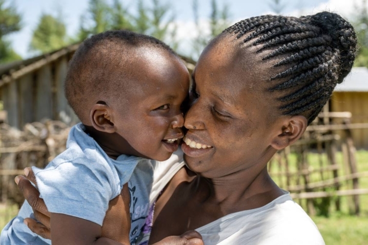 foto bambino sorridente insieme alla mamma