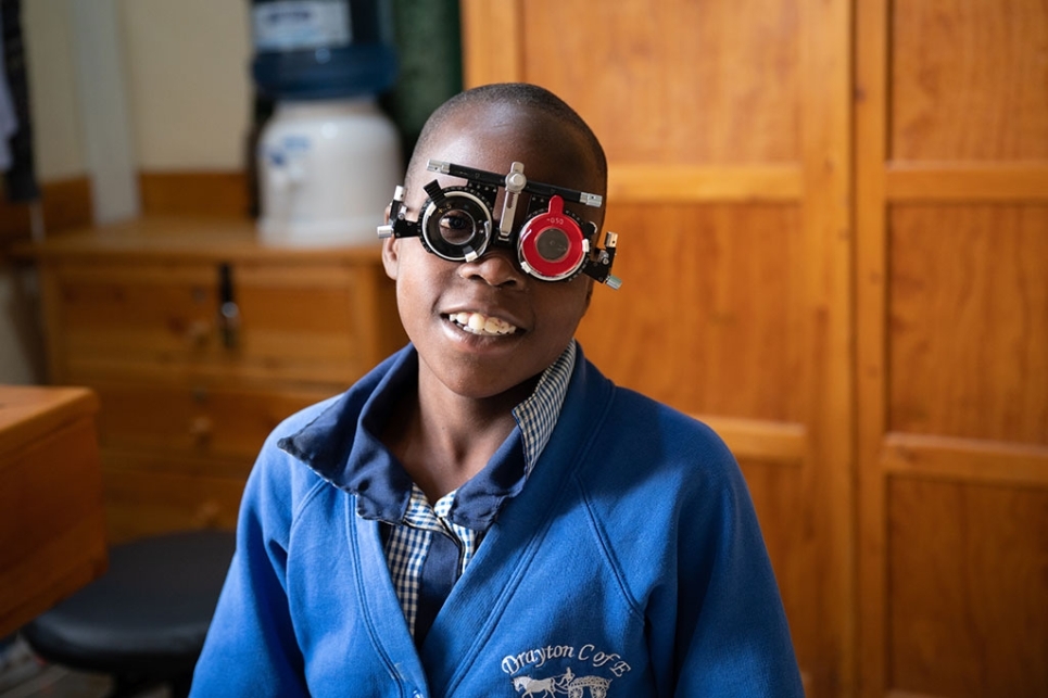 foto ragazza durante una visita oculistica