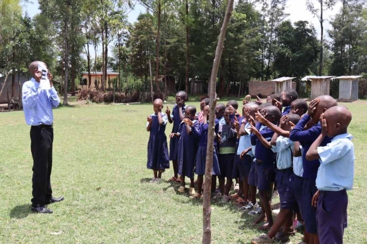 foto bambini in fila a scuola