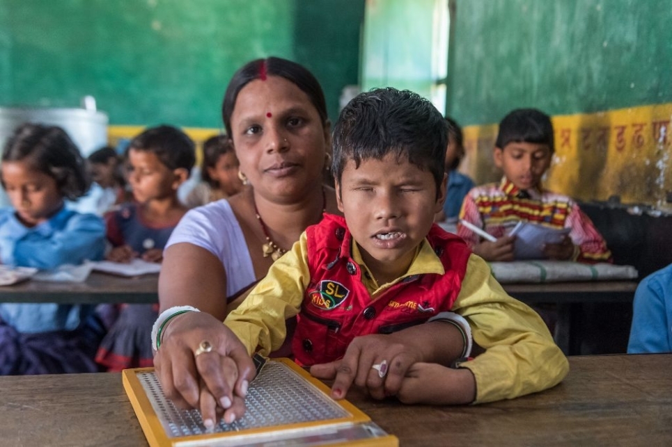 bimbo cieco che legge in braille con l'insegnante