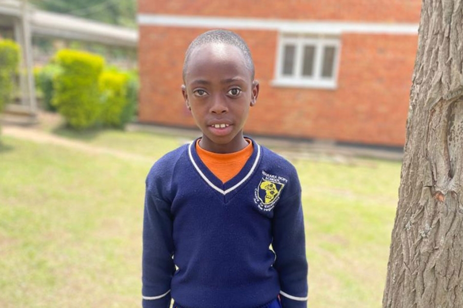 foto bambino ugandese nel cortile di scuola