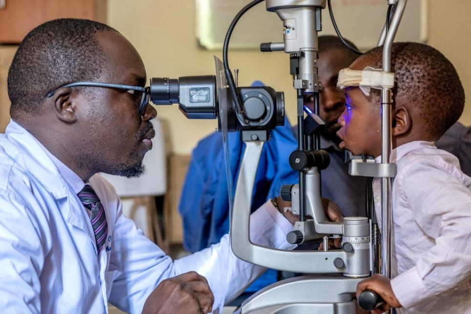medico oculista visita bambino