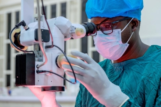 oculista durante operazione