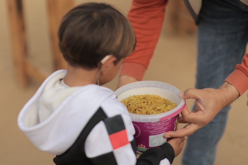 distrizione cibo a bambino sordo