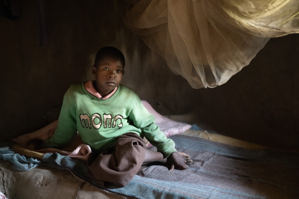 bambina seduta al buio