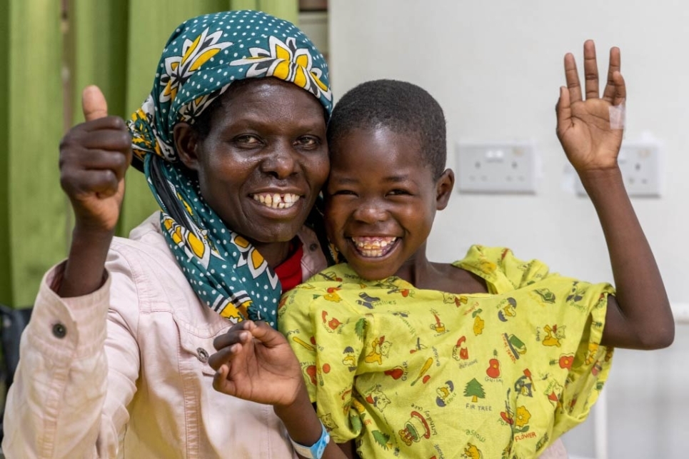 mamma e bambina sorridenti