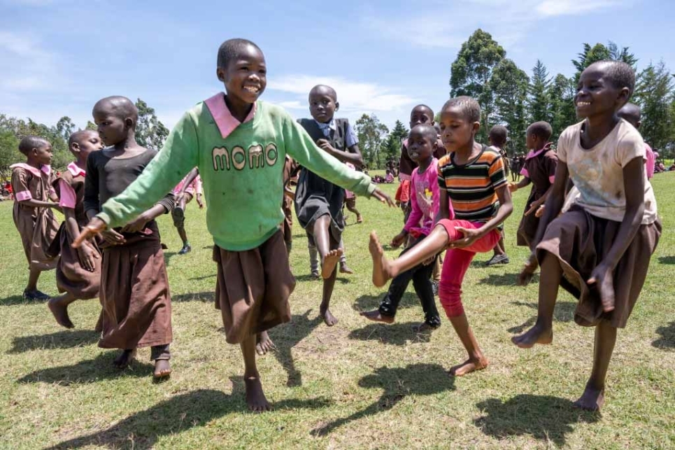 bambine giocano sorridenti