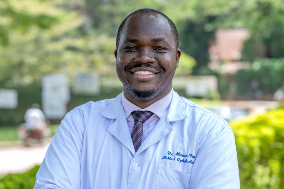 medico sorridente con camice bianco