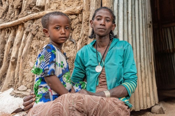 foto mamma etiope e bimba sedute sull'uscio di casa