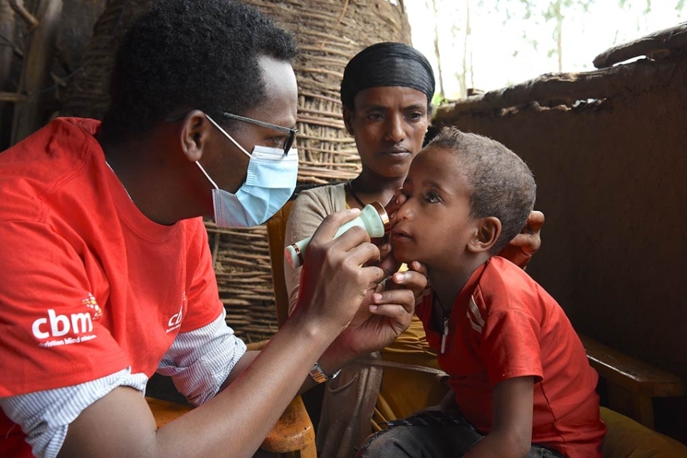 operatore cbm visita un bambino agli occhi