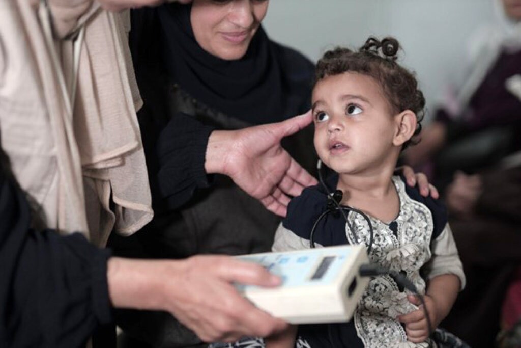 bambina-con-apparecchio-acustico