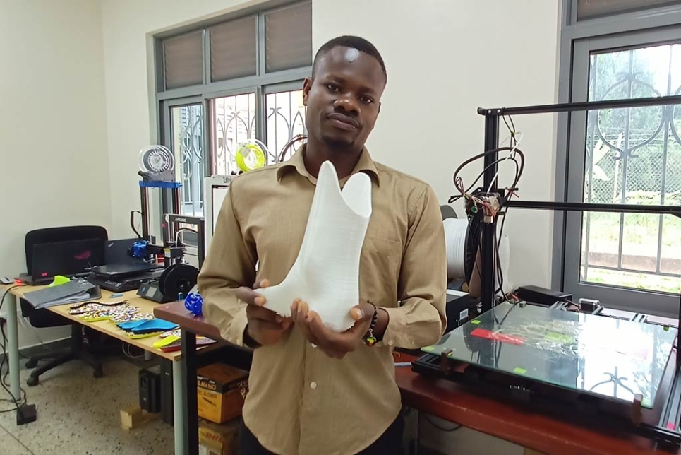 uomo regge una protesi