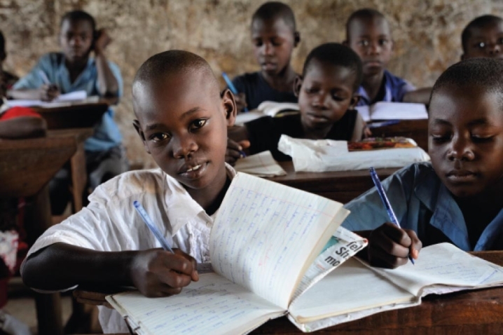 bambino scrive su quaderno a scuola