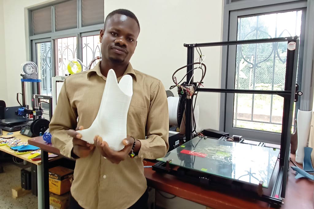 uomo sorregge protesi