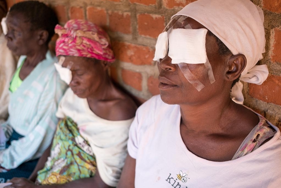 donna con bende sugli occhi