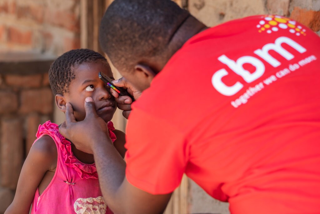 operatore cbm visita bimba agli occhi