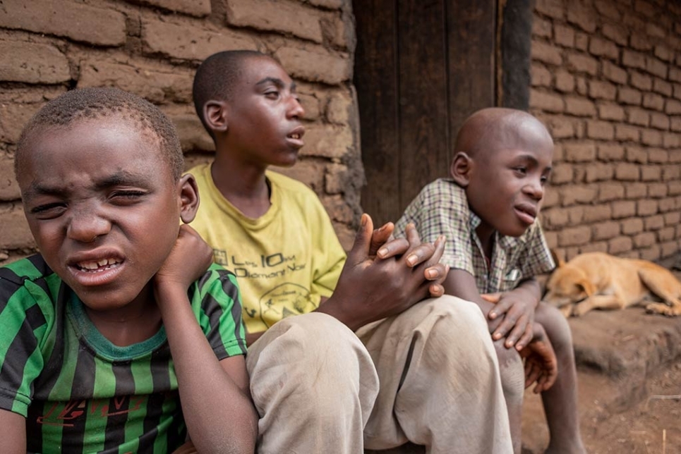 ragazzi seduti per terra