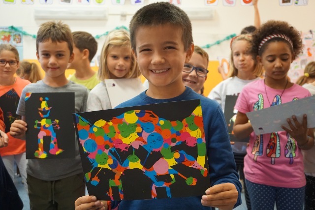 bambino disegno a scuola