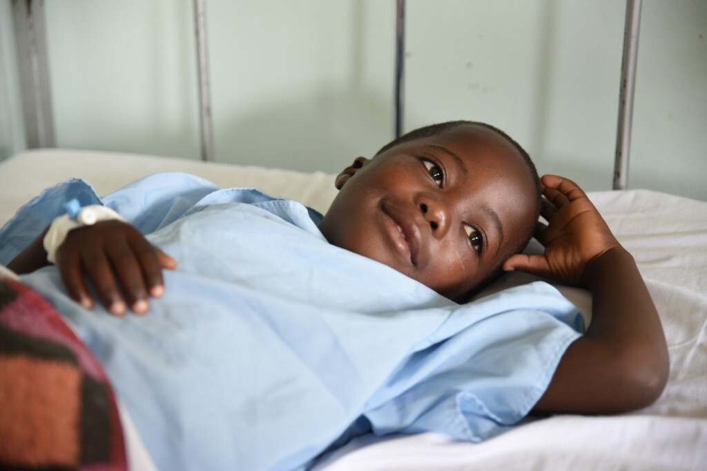 Bambino in un letto d'ospedale