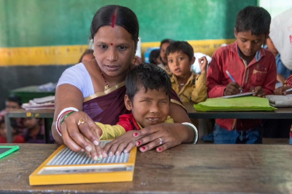 insegnante con bambino cieco scrivono Braille