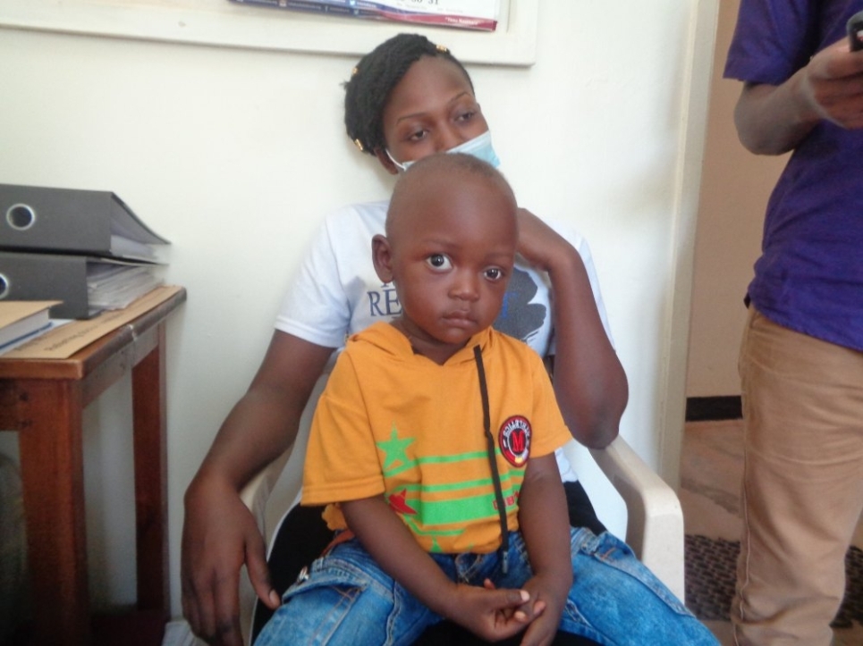 bambino con retinoblastoma in uganda