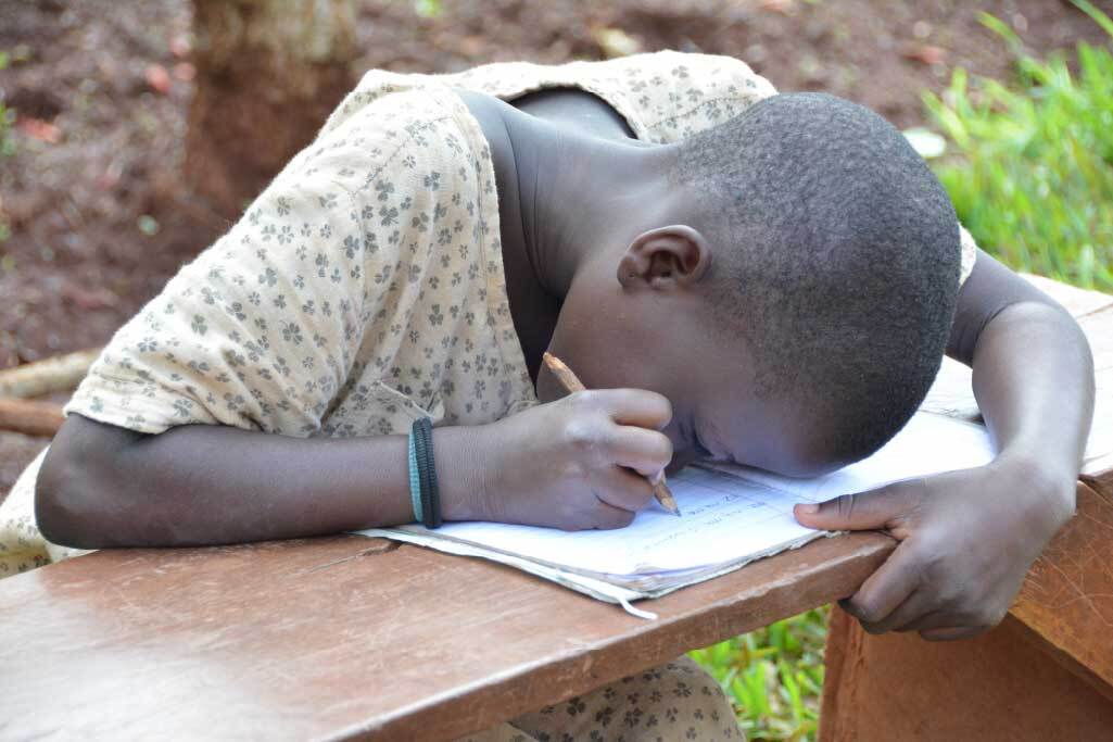 bambino che fatica a leggere a scuola