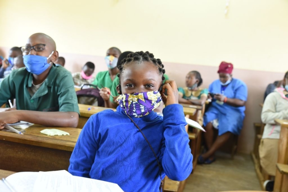 bambina in classe in cameroon durante l'emergenza covid