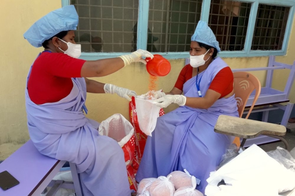 due donne lavorano durate l'emergenza covid in india