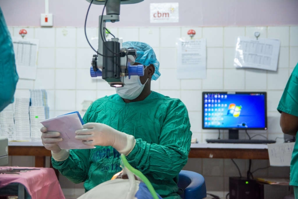 medico in sala operatoria