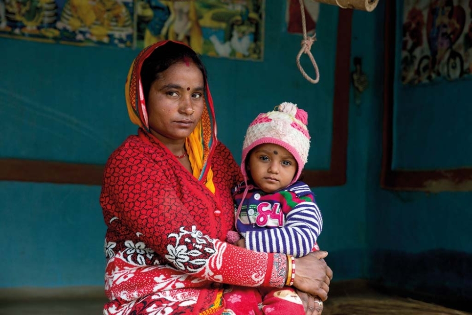 bambino nepalese insieme a sua mamma