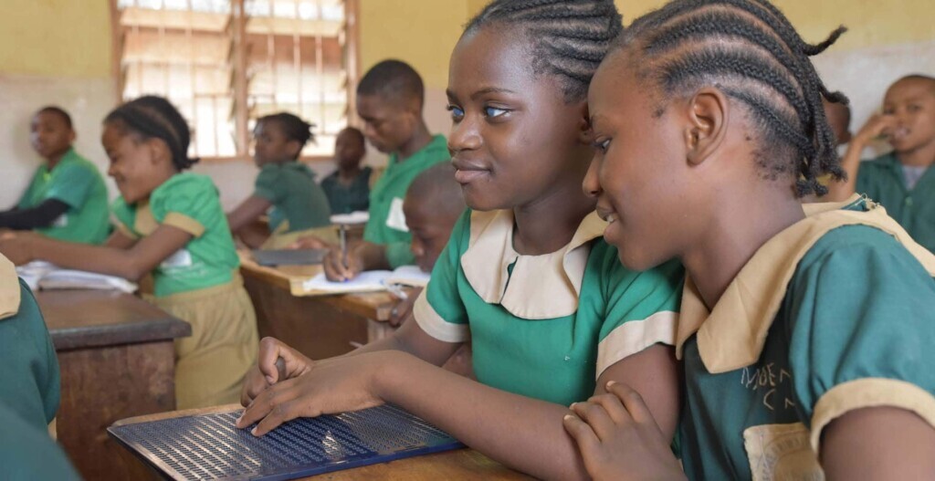 bambina cieca a scuola in Africa