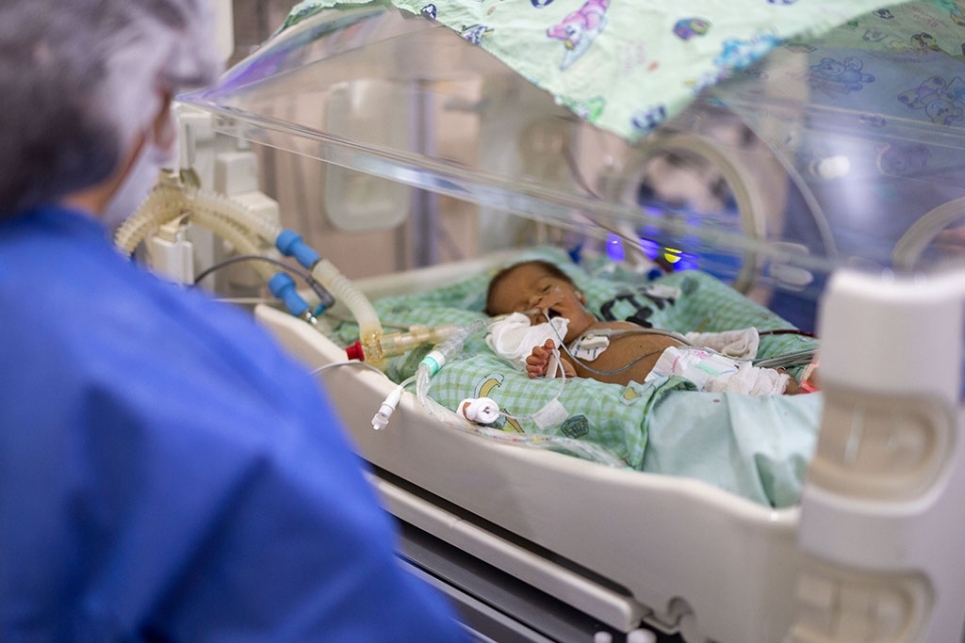 neonato prematuro in incubatrice