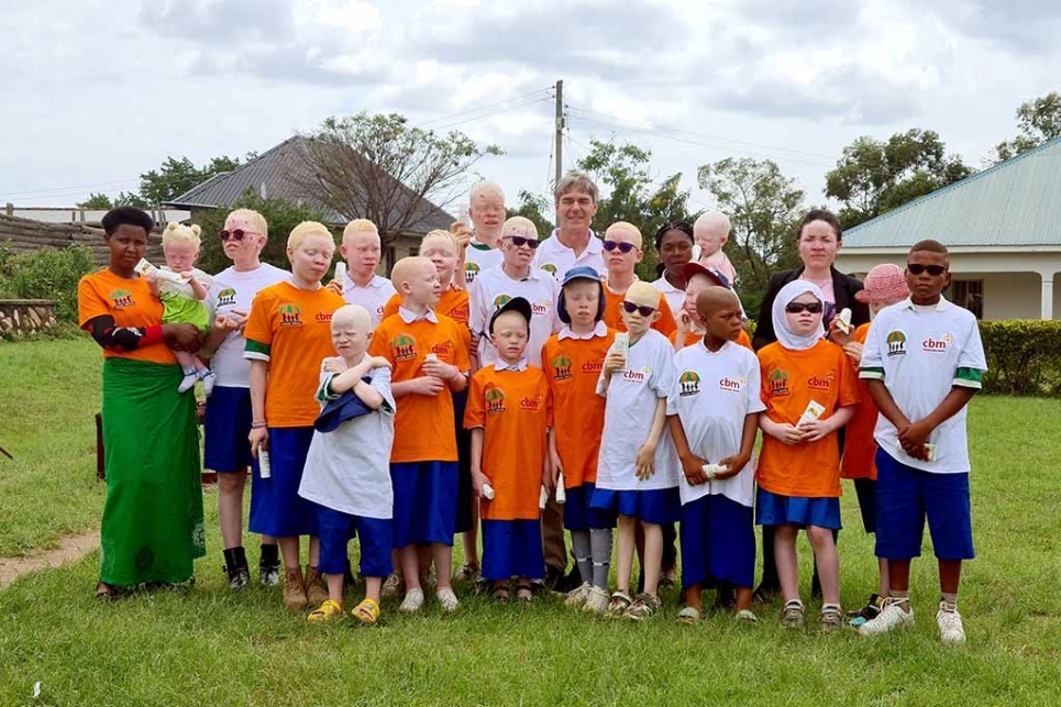 foto di gruppo con bambini con albinismo