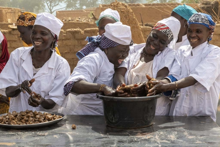 donne nigerine sorridenti al lavoro