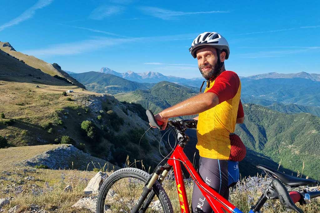 primo piano atleta con bicicletta