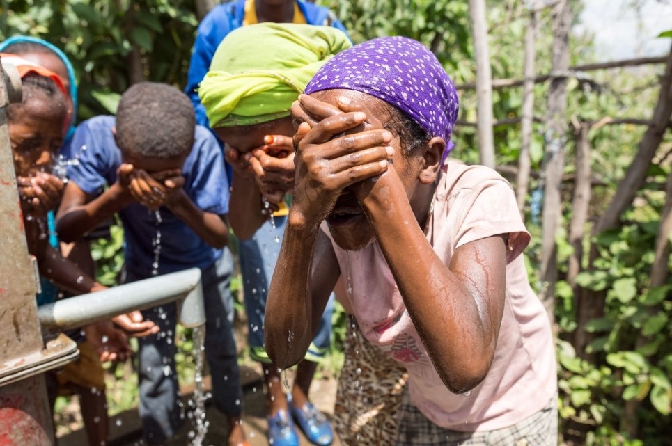 bambini al pozzo si lavano la faccia in Etiopia